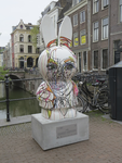 907245 Afbeelding van het nijntje-beeld 'Honeybun' van Barbara Wijnveld, op de Kalisbrug bij de Vismarkt te Utrecht. ...